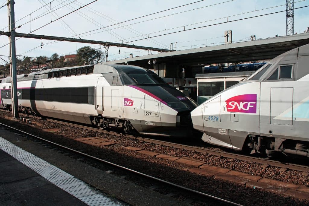 Quelles sont les gares TGV entre Paris et Lyon ?